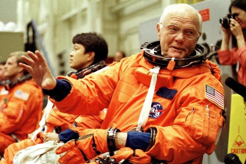 1998 он: Жон Гленн сансарт гарсан хамгийн өндөр настай хүн болжээ