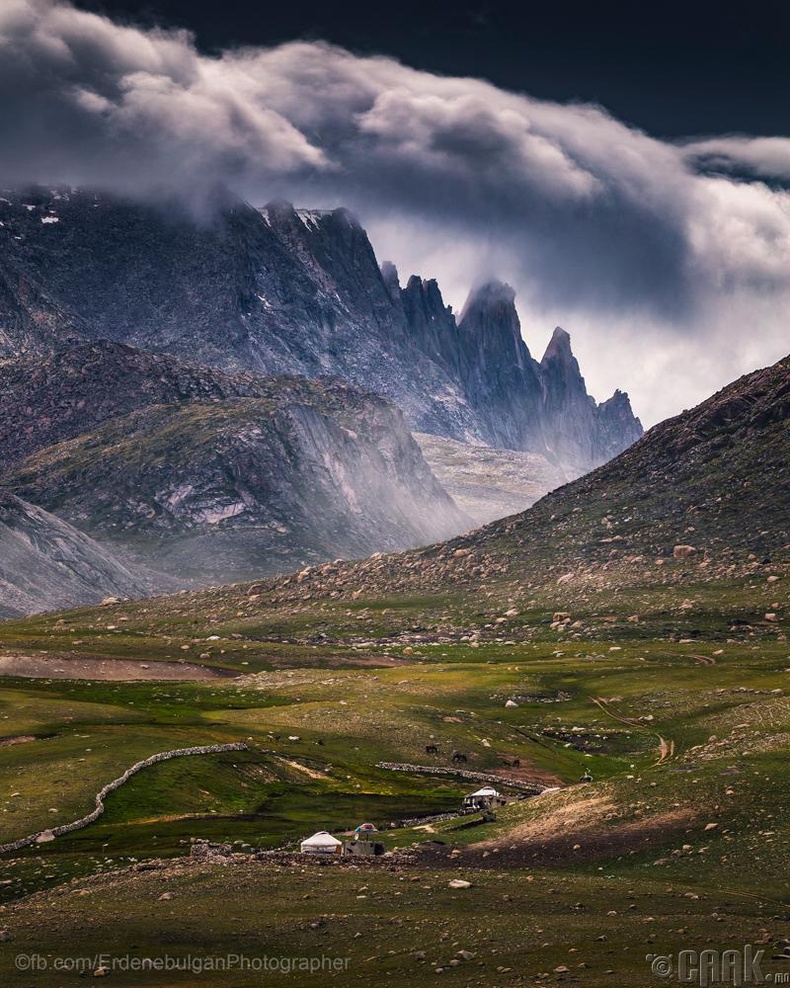Монголын баруун хязгаар Чигэртэйн уулсын зуслан Баян-Өлгий аймаг