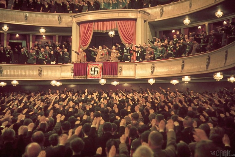 Гитлер болон түүний баруун гар Йозеф Геббельс (Joseph Goebbels) нар "Charlottenburg" театрт - 1939 он