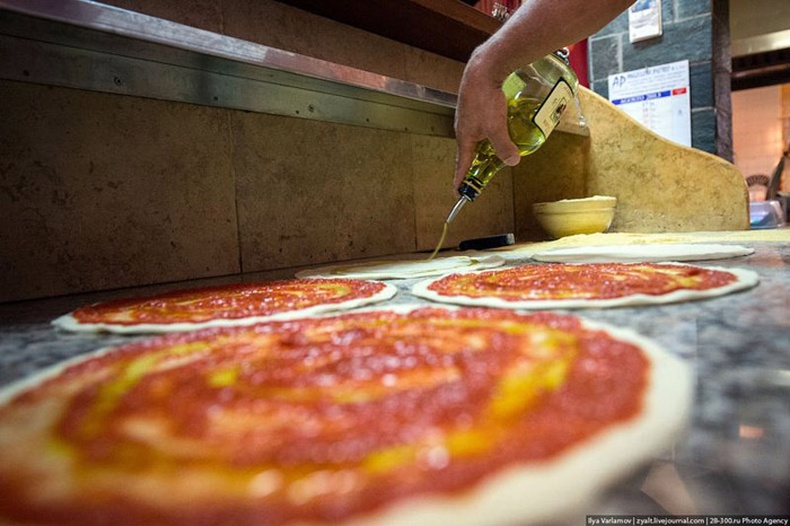 Италичууд пиццаг ингэж хийдэг