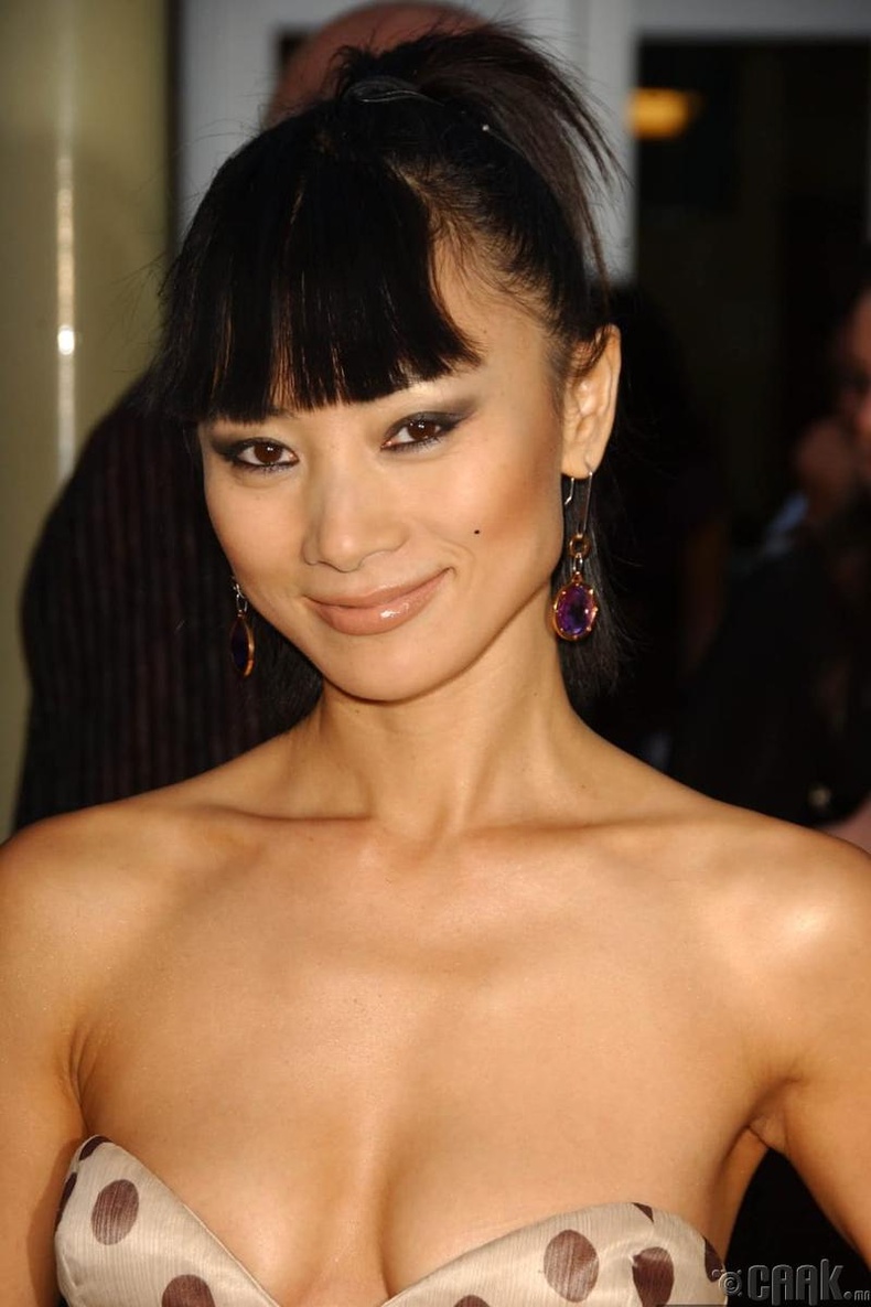 Бай Лин (Bai Ling) - 20 долларын үнэтэй сэтгүүл болон гар утасны зай