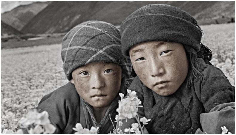 Төвд үндэстний төлөөллүүд гэрэл зурагчин Фил Борхесын дуранд...