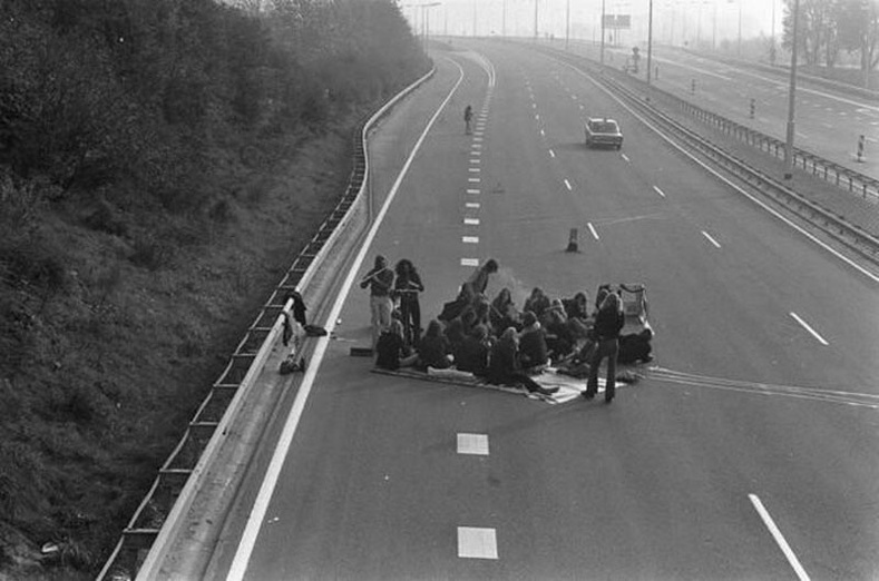 АНУ-д газрын тосны хямрал нүүрлэх үед хурдны зам дээр зугаалж буй залуучууд - 1973 он