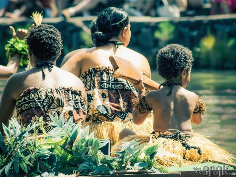 Полинезын арлуудад айлын ууган хүүхэд дүү нараа асардаг