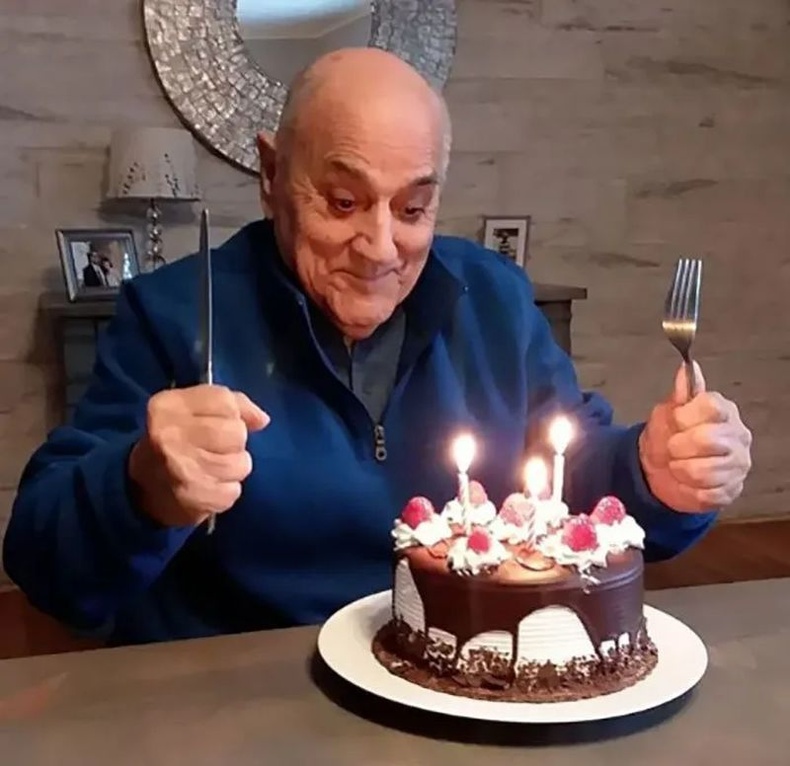 97 насны төрсөн өдрөө тэмдэглэж буй миний өвөө. Бид түүнд баяртай ч гэж хэлж чадалгүй явуулсан.