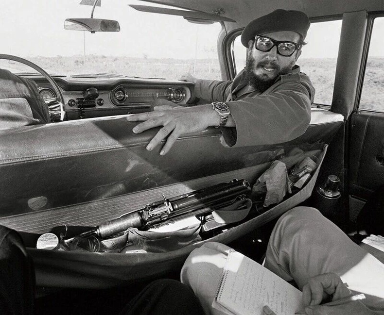 Фидель Кастро машин дотроо ярилцлага өгч буй нь - Куба,1964