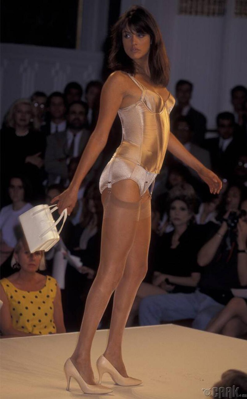 1995 оны анхны шоун дээр моделууд бэлхүүс барьсан бариу загвар бүхий гялалзсан дотуур хувцас өмсжээ