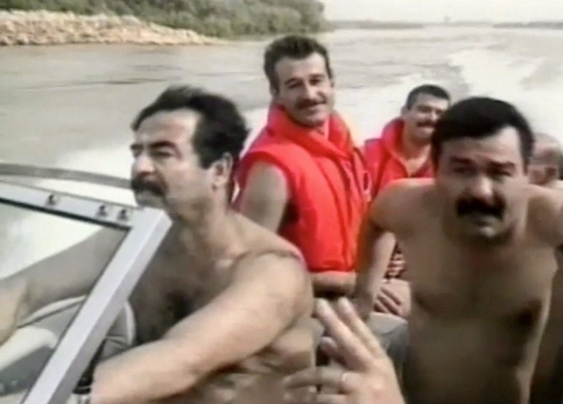 Саддам Хуссейн орлон тоглогчдийнхоо хамт