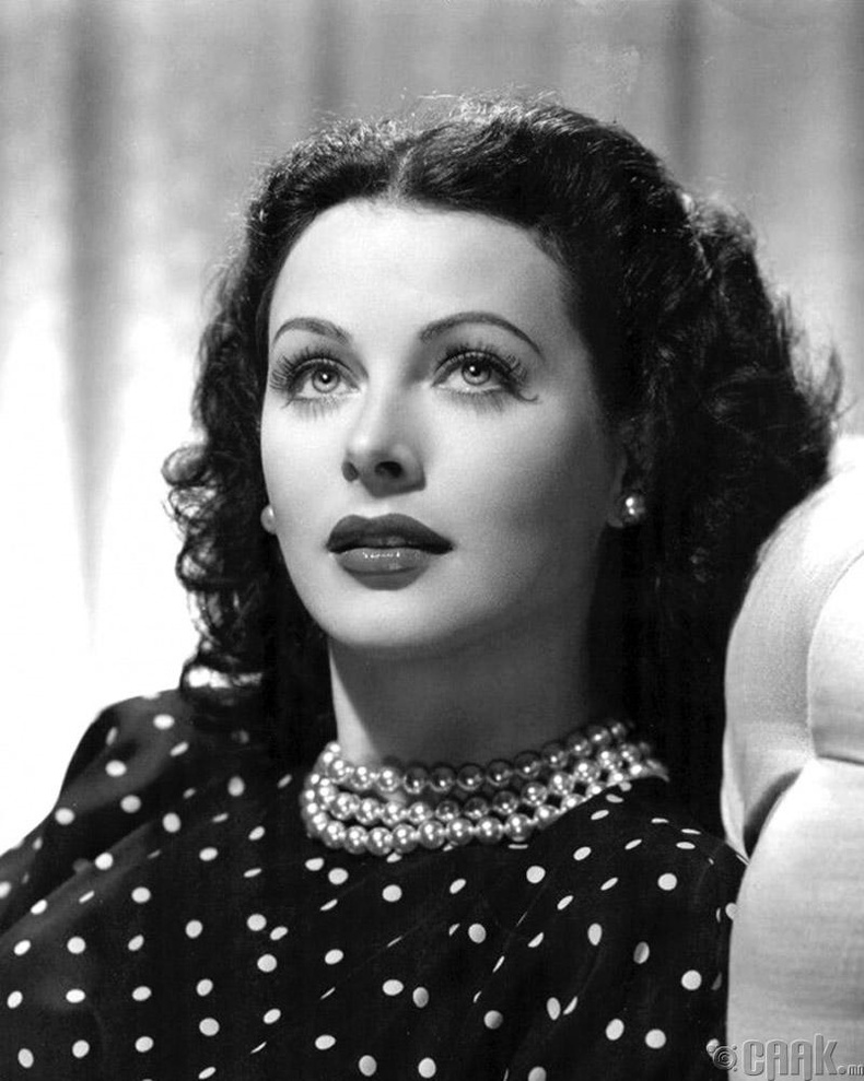 Жүжигчин зохион бүтээгч Хеди Ламар (Hedy Lamarr). Тэрбээр өнөөгийн утасгүй холбооны технологийн үндсийг тавьсан бүсгүй юм