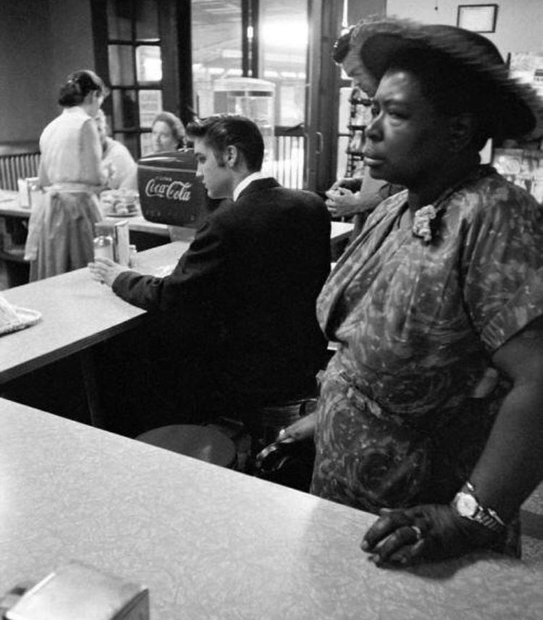 Дуучин Элвис Пресли захиалсан хоолоо хүлээн сууж буй нь. Теннесси, 1956