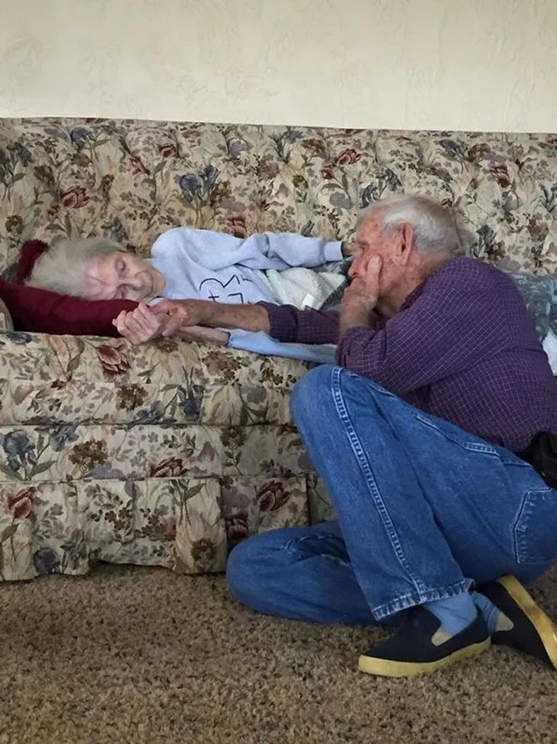 Өвөө минь 95 насандаа хорвоог орхиж буй эхнэрээ сүүлчийн амьсгал хураатал дэргэдээс нь холдоогүй. Тэд 69 жил жаргалтай амьдарсан.