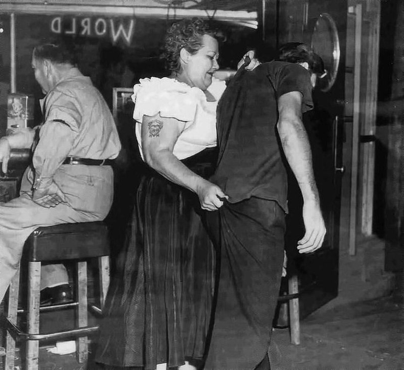 Үйлчлүүлэгчийг хөөн гаргаж буй баарны хаалгач эмэгтэй - Калифорни, 1953