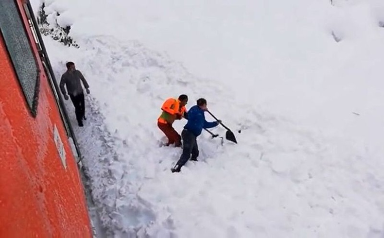 Австрийн төмөр замчин хоёр эр галт тэргээ зогсоон буугаад, цасанд дарагдсан янгирын амийг аварчээ