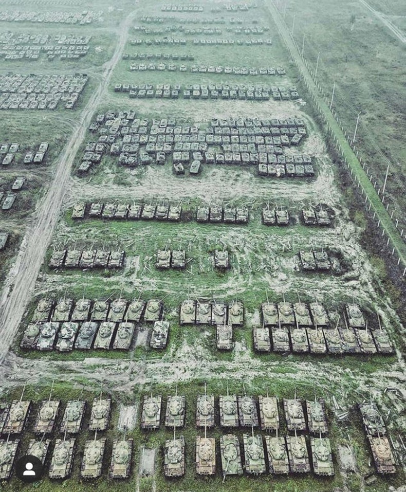 Сибирь дэх жагсаалаас гарсан танкнуудын "оршуулга"