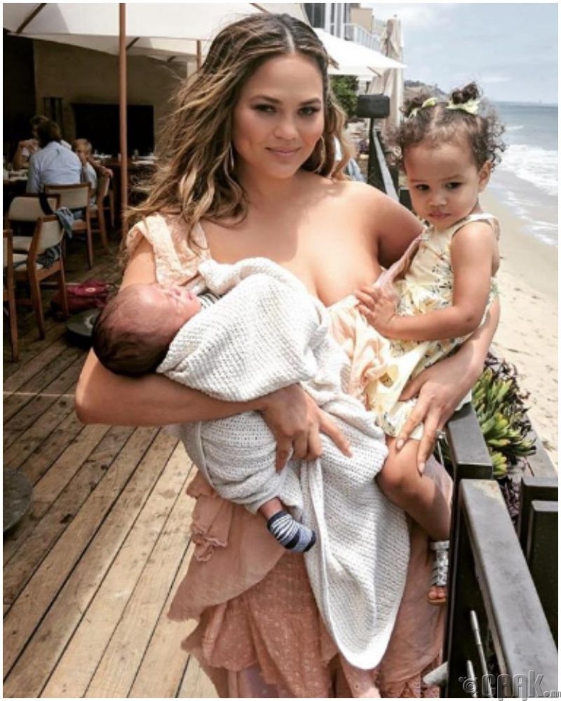 Загвар өмсөгч Крисси Тейген (Chrissy Teigen) жаргалтай ээж