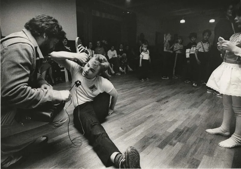 Бүжгийн клубд ярилцлага авч байгаа нь (1982) Георгий Розов
