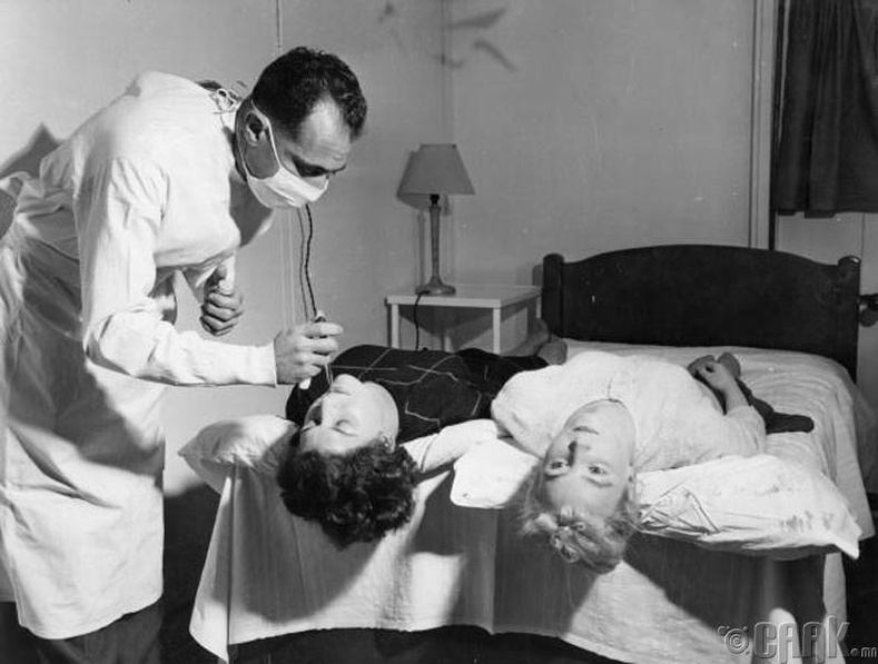 Сайн дураараа вирусын халдварын судлагаанд оролцож буй эмэгтэйчүүд - 1955 он