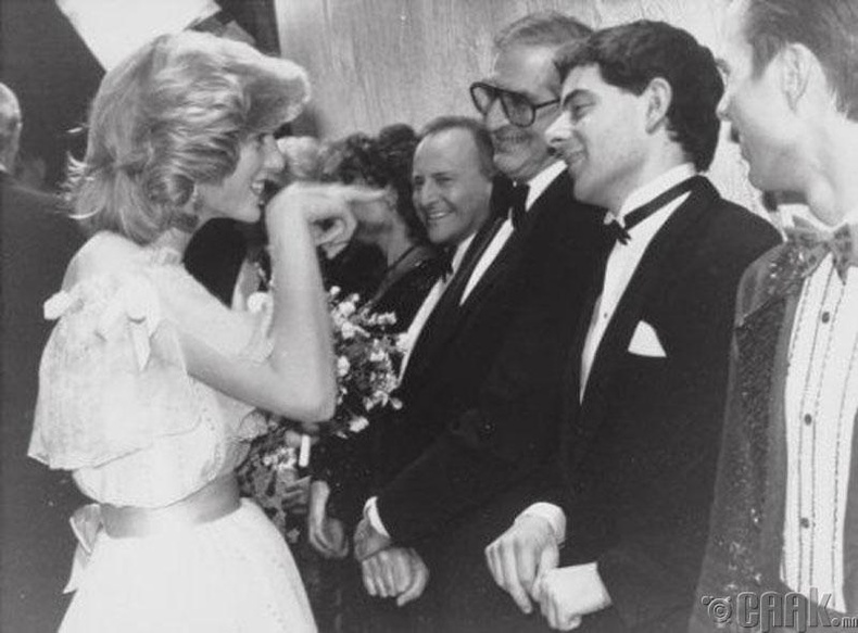 Гүнж Диана (Diana) болон жүжигчин Рован Аткинсон (Rowan Atkinson) нар "Royal Variety Show"-ы үеэр, 1984 он