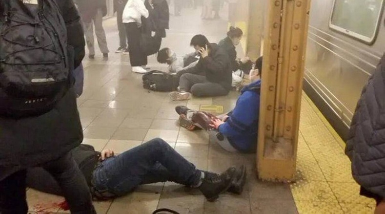 Нью-Йоркийн метронд галт зэвсэгтэй этгээд халдаж, 20 хүн шархдуулжээ