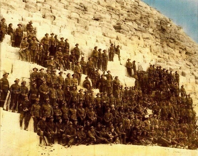 Египетийн Хеопс пирамидын өмнө зогсож буй Австрали цэргүүд, 1914