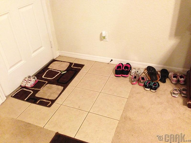 2 настай охиндоо гутлаа хаалганы дэргэд тавь гэж хэлжээ