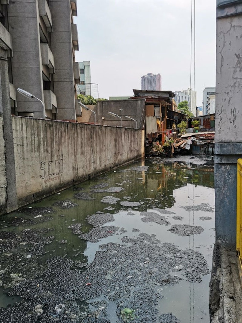 "Филиппин, Манила дахь миний байшингийн хажууд урсах заваан суваг"