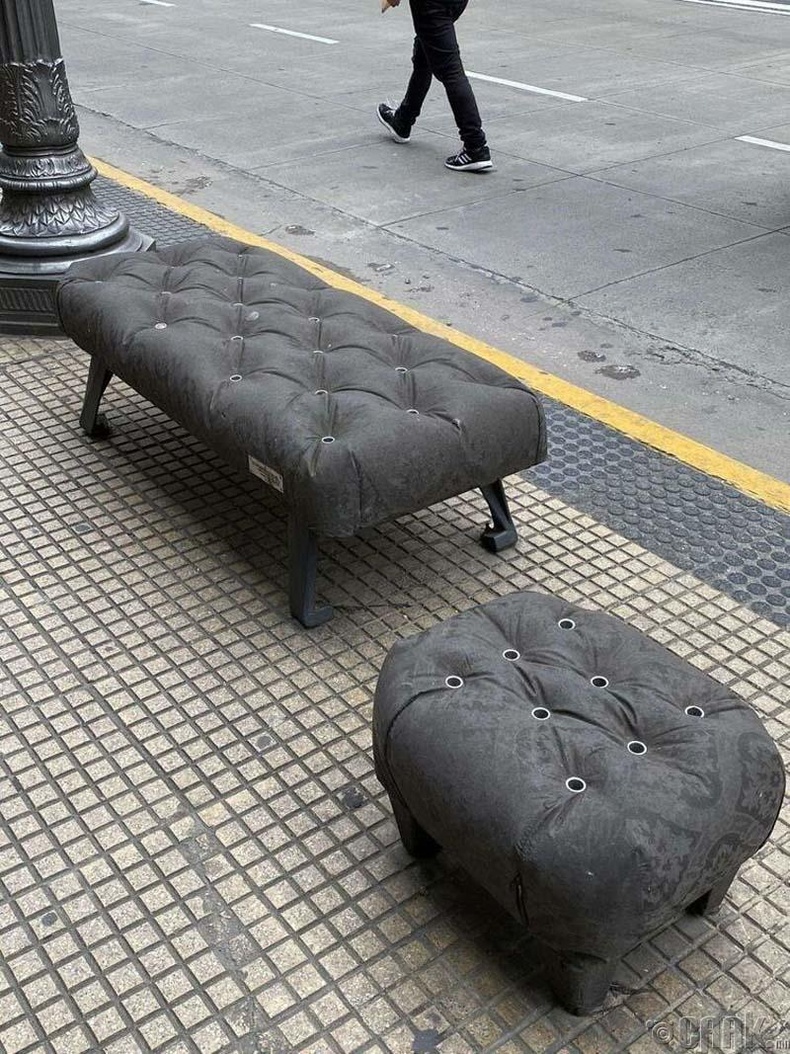 Буэнос-Айрес дахь цементээр хийсэн гудамжны сандал