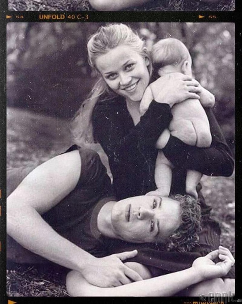 Жүжигчин Риз Уизерспун болон Райан Филипп хоёр охины хамт -1999 он