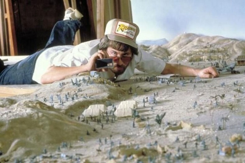 Кино найруулагч Стивен Спилберг (Steven Spielberg) анхны "Indiana Jones" киноны зураг авч байгаа нь - 1980 он