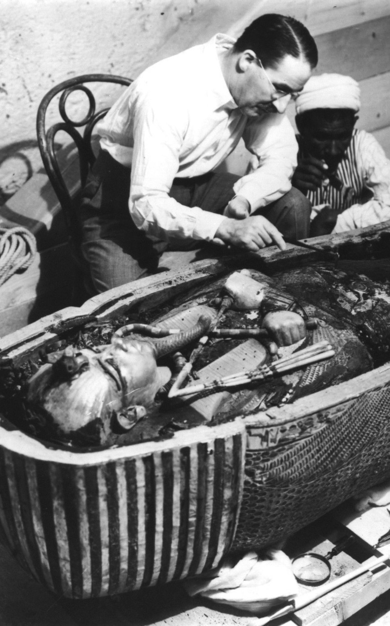 Английн нэрт археологич Ховард Картер Тутанхамены саркофаг судалгаа