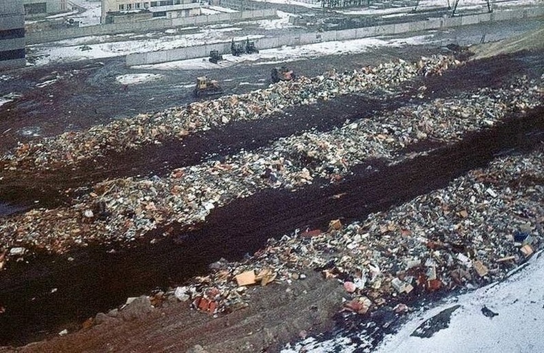 Чернобылийн ослын дараа Припять хотын оршин суугчдын хувийн эд зүйлсийг устгаж байна - 1986