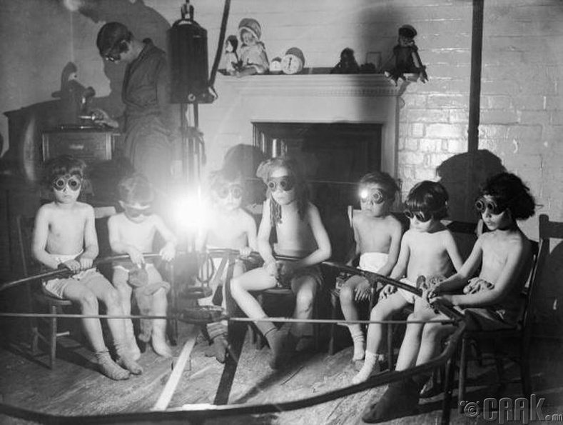Хэт ягаан туяаны эмчилгээнд орж буй хүүхдүүд- 1931 он