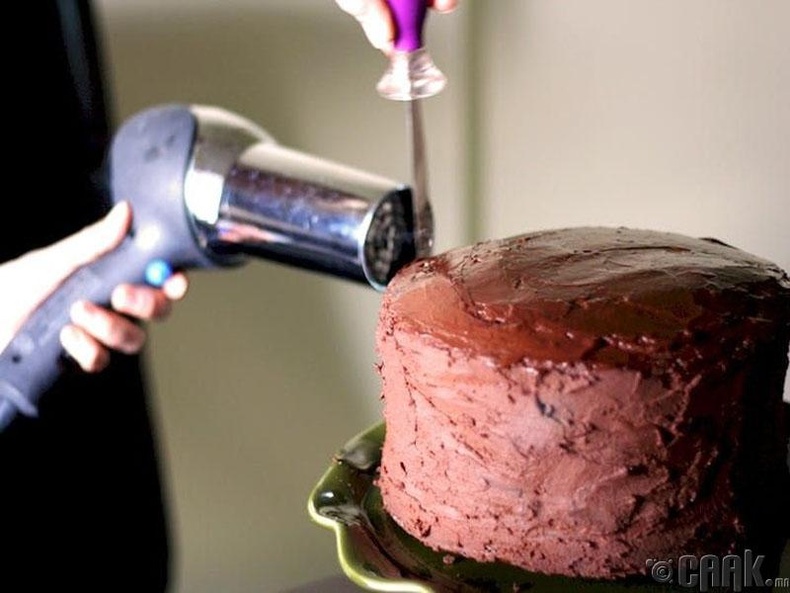 Хийсэн бялуугаа шоколадны кремээр хялбархан бүрэхийг хүсвэл үсний сэнсийг халуунаар нь үлээлгэж жигдхэн тараагаарай
