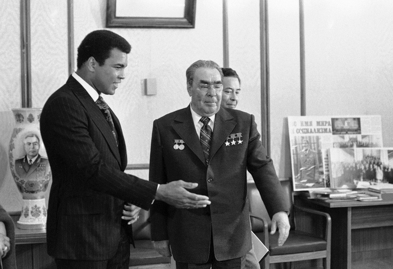 Боксчин Мухаммед Али ЗХУ-ын удирдагч Леонид Брежневийн хамт Москва хотноо, 1978