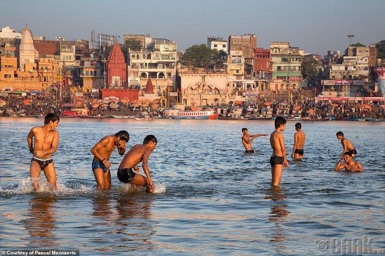 Усанд орж буй хүүхдүүд, Энэтхэг улс, Варанаси хот