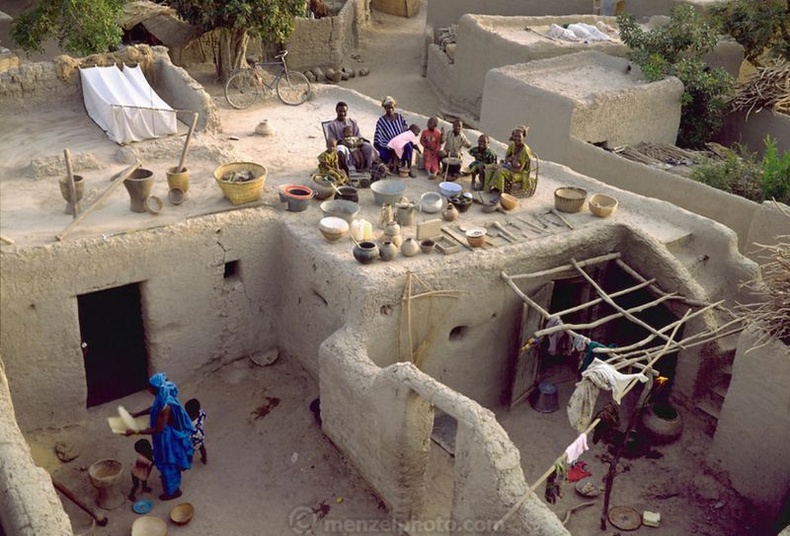 Өрнөд Африкийн Мали улсад амьдардаг Натомогийн гэр бүл