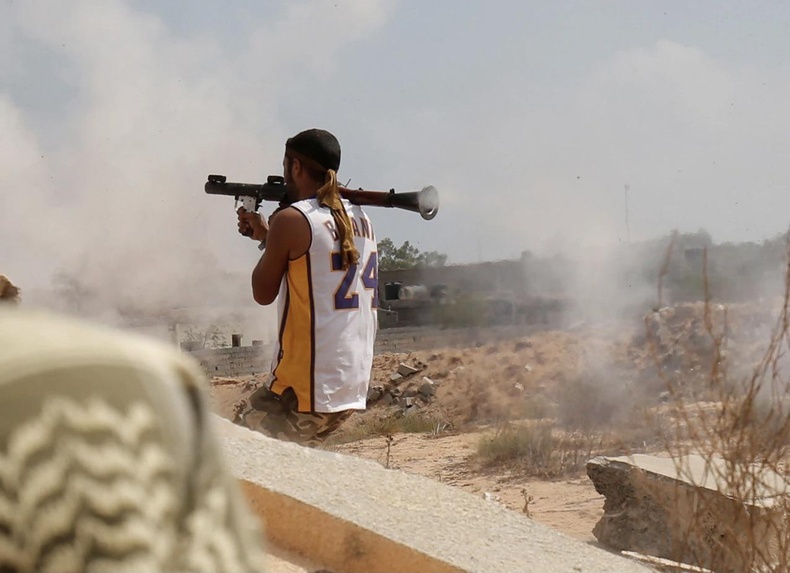 Коби Брайнтын өмсгөлийг өмссөн Ливи цэрэг ISIS рүү пуужин харваж буй нь