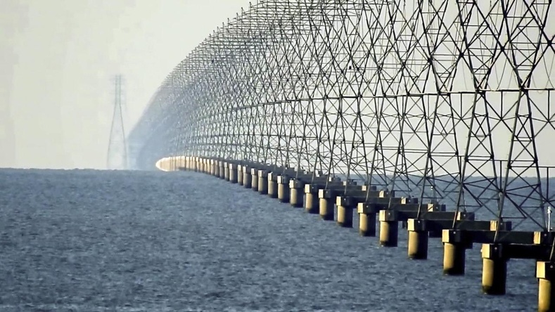 АНУ-ын Луизиана мужийн нуур дээгүүр тавьсан цахилгааны шугамууд дэлхий бөөрөнхий гэдгийг баталж байна