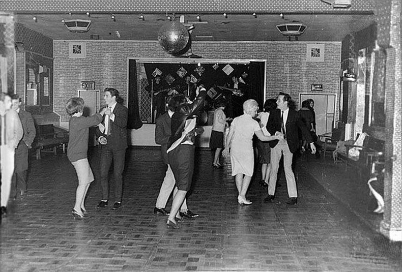 "The Beatles" хамтлаг Английн Алдершот хэмээх хотын жижиг клуб дахь 18 хүнд зориулж тоглож байгаа нь. Үүнээс 1 жил хагасын дараа тэд дэлхийд алдартай болсон юм - 1961 он