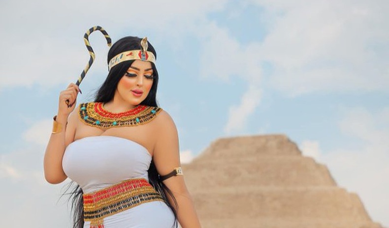 Египетийн пирамидын өмнө "задгай" зураг авахуулсан бүсгүй баривчлагджээ