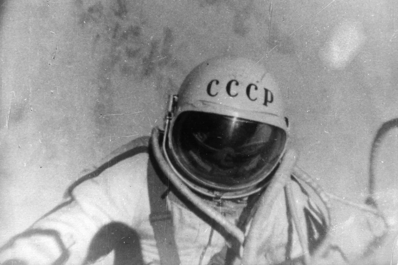 1965 он: ЗХУ-ын сансрын нисгэгч Алексей Леонов задгай сансарт гарсан анхны хүн болов