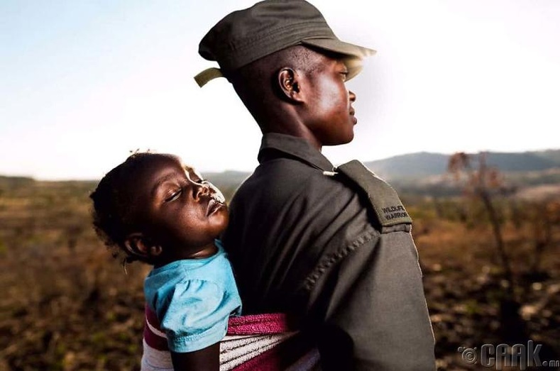 Хулгайн ангийн эсрэг охиноо үүрэн зогсож буй эмэгтэй харуул, Зимбабве улс.