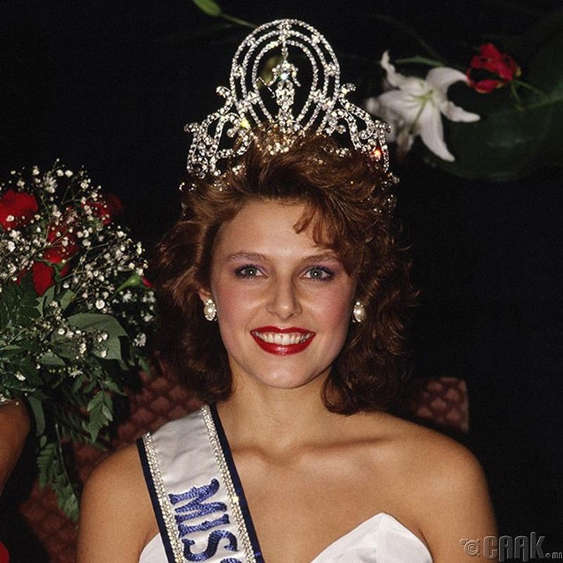 "Miss Universe-1990"-ын ялагч: Норвегийн гоо бүсгүй Мона Грудт, 19 настай, 179 см өндөр.