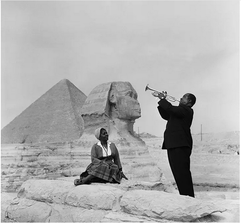 Хөгжөмчин Луй Армстронг (Louis Armstrong) эхнэрийн хамт Гизагийн Пирамидын хажууд - 1961 он