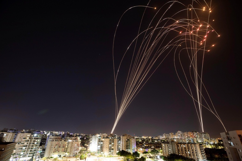 Израилийн "Төмөр дээвэр" хамгаалалтын систем Газын зурвасаас харвасан пуужингуудыг амдан устгаж буй нь