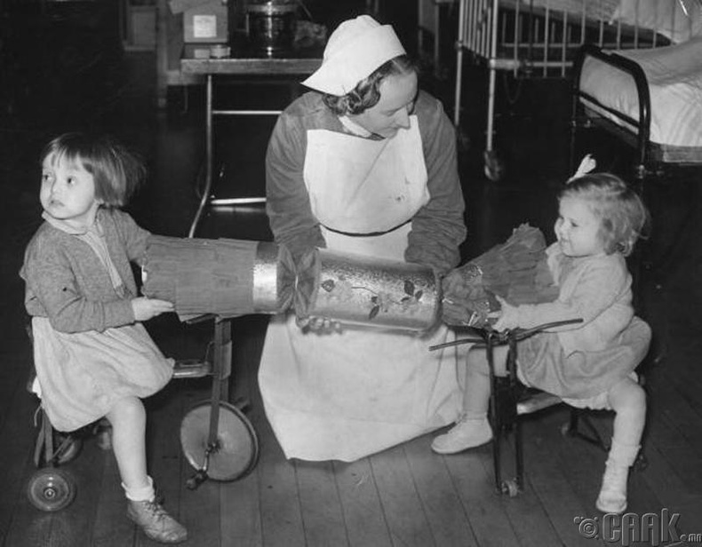 Их Британийн хатан хаан Мэригийн нэрэмжит эмнэлэгт чихэр задлаж байгаа хүүхдүүд - 1953 он