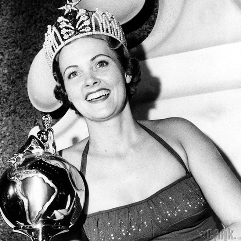 "Miss Universe-1954"-ын ялагч: Амеркийн гоо бүсгүй Мириам Стивенсон, 21 настай, 176 см өндөр.