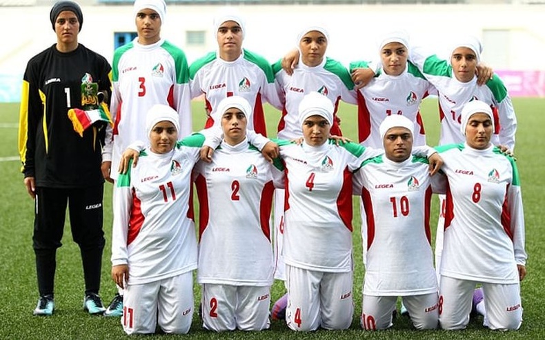 Ираны хөлбөмбөгийн эмэгтэй шигшээ баг 2015 онд. Тэдний наймыг нь эрэгтэй хүн хэмээн сэжиглэж, шалгалт явуулахад бүх зүйл хэвийн байжээ.