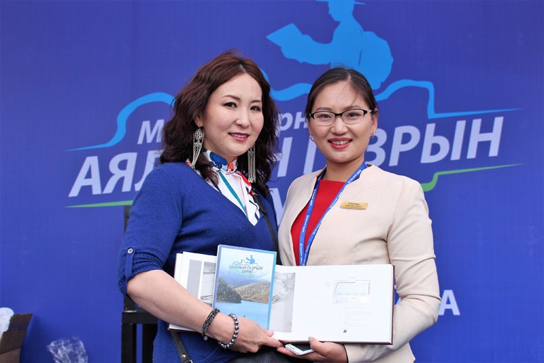 Голомт банкны хамт олон наадамчин олондоо  “Монгол орны аяллын газрын зураг”-аар бэлэг барилаа
