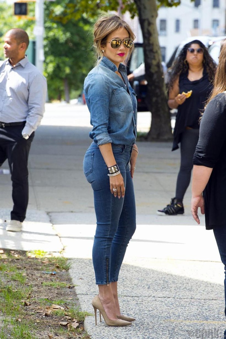 Женнифер Лопез (Jennifer Lopez) цоорхой гутал өмсдөг байв